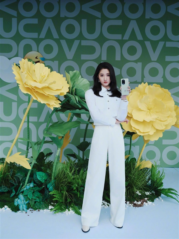 Guan Xiaotong holds nova 13 Pro to shoot beautiful blockbusters