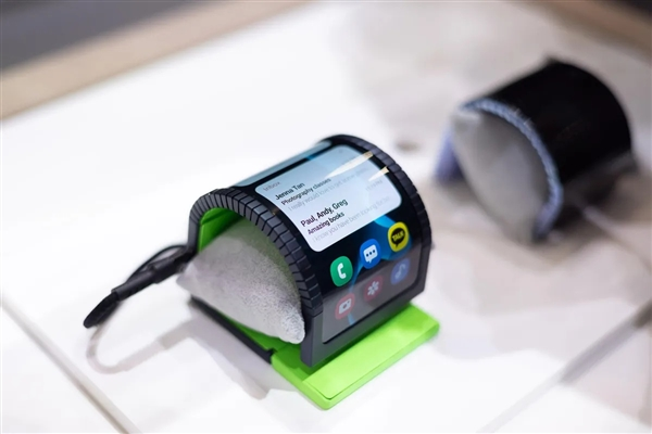 Samsung Unveils Cling Band Display AKA Wrist Phone Concept At MWC 2024