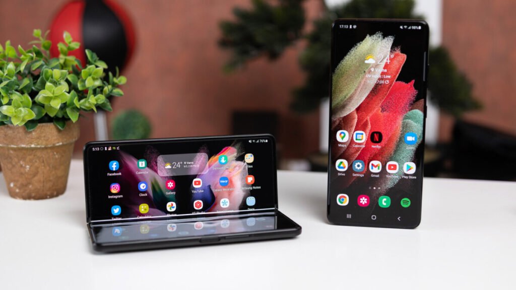 Samsung Galaxy Z Fold 4 - Samsung Galaxy Z Flip 4