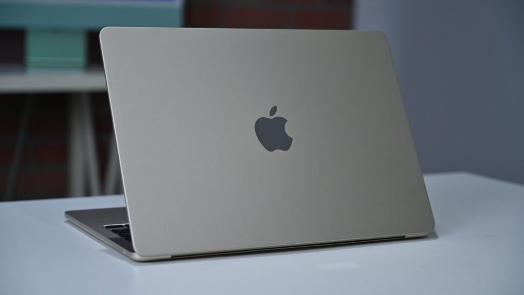 Apple MacBook Air With M2 Chip has a problem with the aluminum finish ...